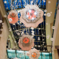 Lâmpada suspensa flutuante multicolorida de shopping center